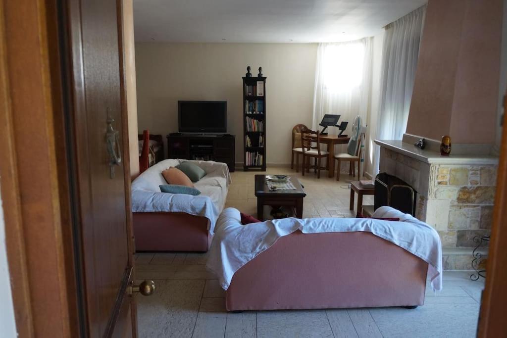 Apartment With A Garden, Bbq, Swimming Pool And Jacuzzi Dhráfi Dış mekan fotoğraf