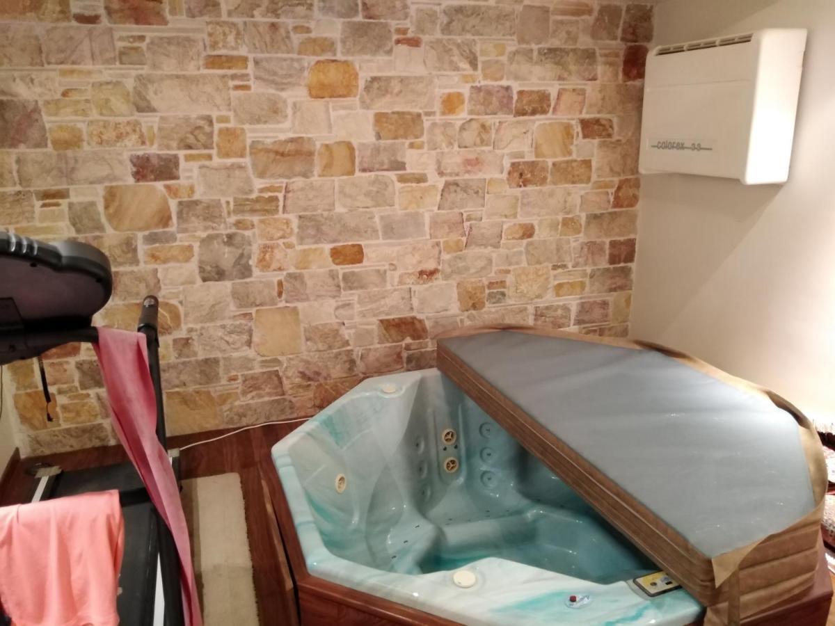 Apartment With A Garden, Bbq, Swimming Pool And Jacuzzi Dhráfi Dış mekan fotoğraf